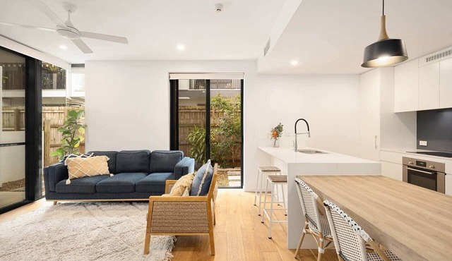 Spacious Bulimba Apt, 2 Bed, Pool, Prime Location in Bulimba