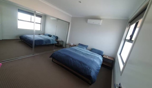 Spacious n comfortable modern family home near Train Station with free wifi in Altona Meadows