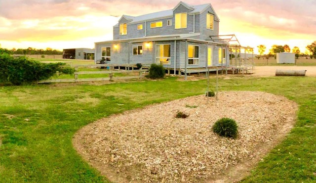 Spacious Oxley Accommodation for a Fun-Filled Farm Stay, Victoria in Oxley