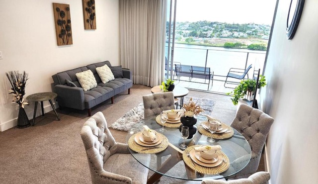 Spacious River View Escape with Free Secure Park - 2BR, 2BA and Sofa Bed in Brisbane