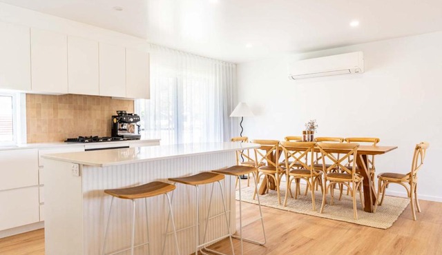 Spacious Riverside Retreat: Sauna & Pet-Friendly in Chinderah