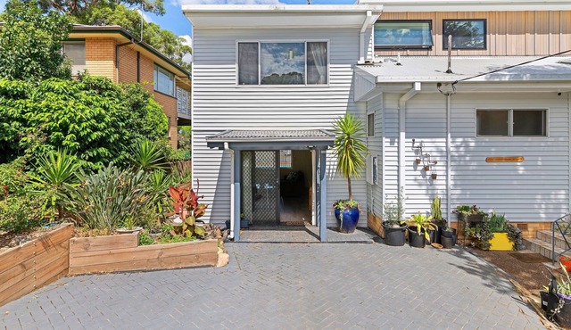 Split level apartment in Point Clare