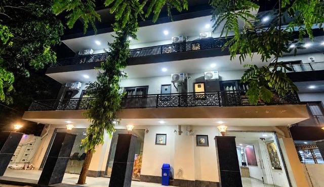 Star Suites Best Hotel near Medanta Hospital or near me