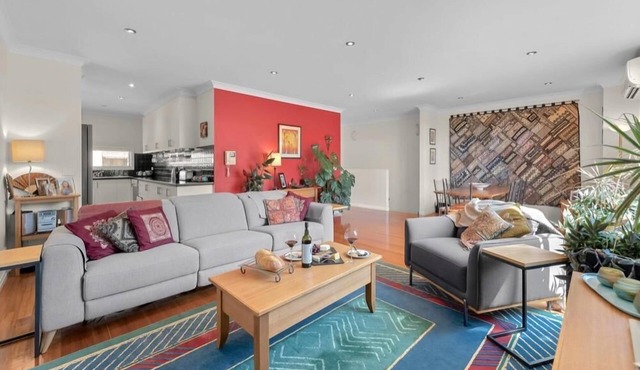 StayCentral - Tranquil Spacious Townhouse - Glenlyon Road, Brunswick - 3 Bedrooms, 3 Beds, 2 Bathrooms, Off street shared parking spot generally available and parking on street. in Brunswick