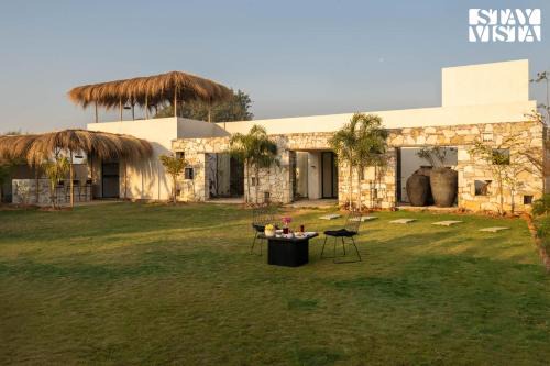 StayVista at Casa V2 with Pool, WiFi, AC in Bhāton ki Gali