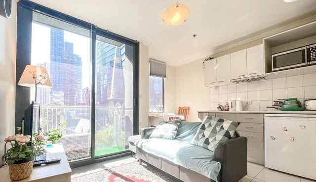 Steps from Chinatown - 2BR CBD Escape in Melbourne