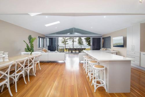 'Stockton Grande' A Sublime Beachfront Family Oasis in Newcastle