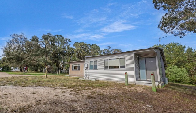 Stormbird - Waterfront Retreat: Secluded lodges perfect for nature lovers in Forge Creek