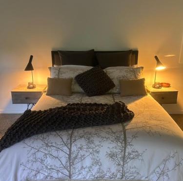 Studio@Mimburi. Eco-luxe studio and amazing views! in Booroobin