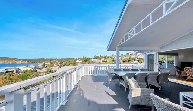 Stunning house, breathtaking beach & ocean views, 3 min walk beach, cafes, parks in Copacabana
