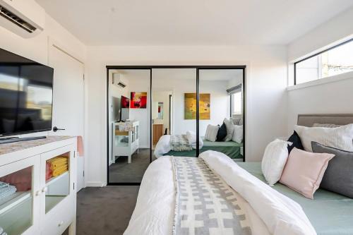 Stunning, modern, two-story detached townhouse in Melbourne