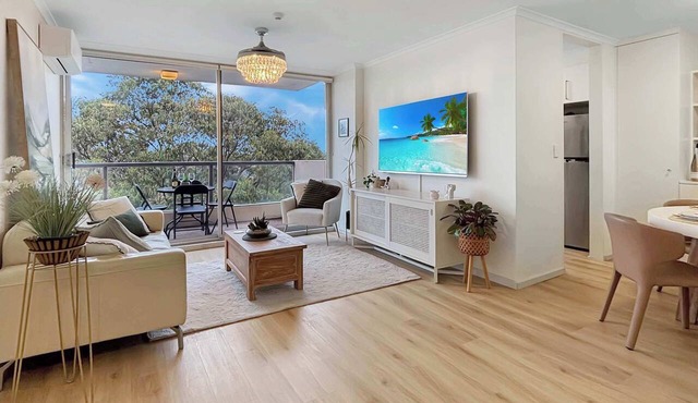 Style & Bright 2BR with leafy balcony & parking in Cammeray