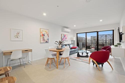 Stylish 2-Bed Townhouse with Balcony in Hall
