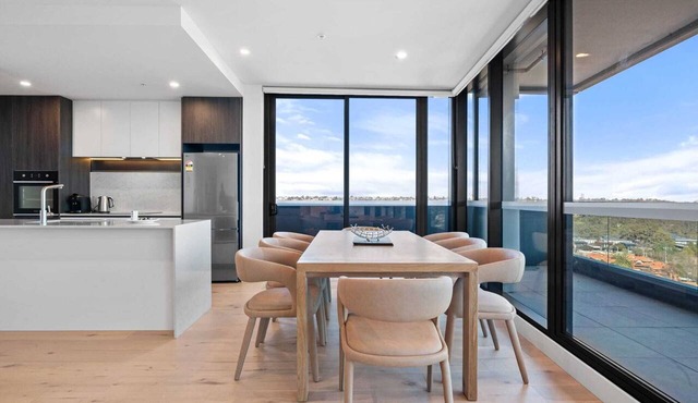 Stylish City-View Apartment with Amenities in Alphington
