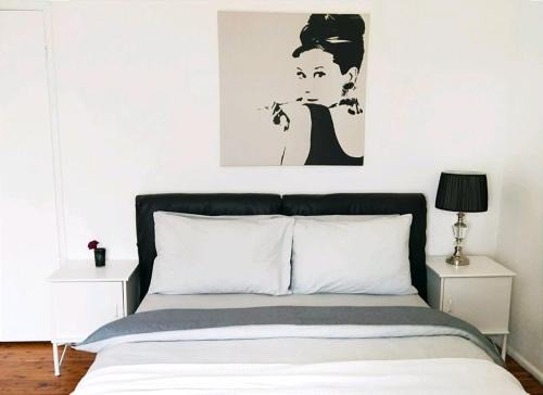 Stylish Master Suite + Private Bathroom + TV FREE Parking Pet Friendly in Glenfield