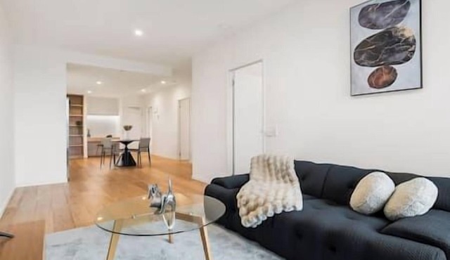 Stylish & Modern 2BR w/King Bed, Study & Car Park in Carnegie