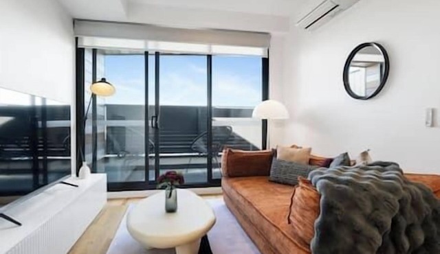 Stylish & Spacious 2BR w Study, Wi-Fi & Car Park in Carnegie