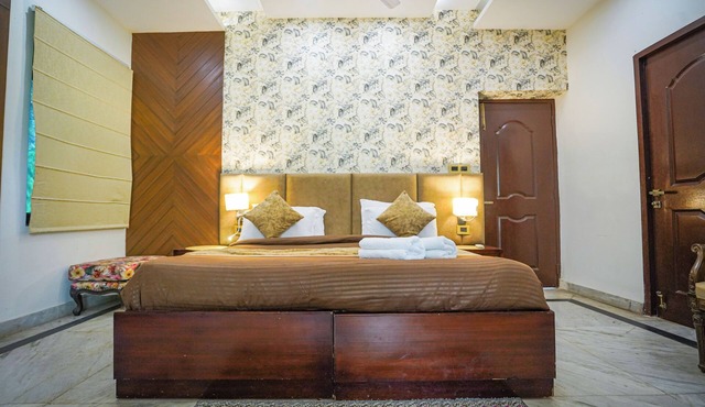 Sunahari Bagh- Luxurious 5-bedroom farmhouse in Gurugram with WiFi, AC