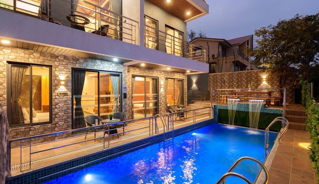 Sunflower Vista - 6BR Estate with Pool, Hot Tub & Hill Views, Mahabaleshwar