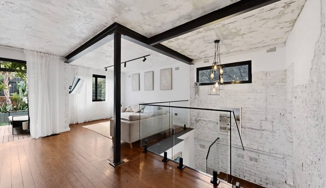 Sunlit 3-Bed Coastal Stay with Private Deck in Cronulla