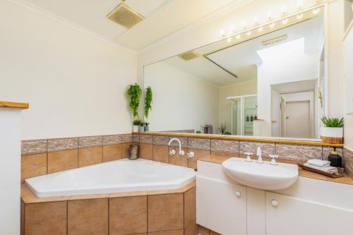 Sunlit Upstairs Suite with Hot Tub & Garden surrounds in Yarralumla