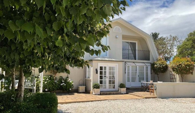 Sunset Sanctuary: Waterfront Home with Balcony and Patio in Clarence Point