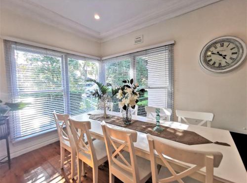 Sydney Meets Miranda, Comfy 4 Bedrooms Corner House in Miranda