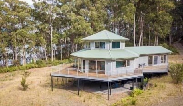 Tall Trees waterfront retreat in Hastings
