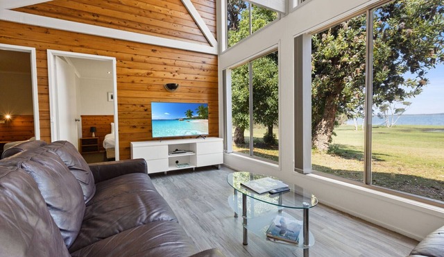 Tarra - Waterfront Retreat: Secluded lodges perfect for nature lovers in Forge Creek