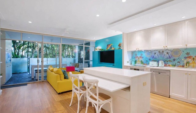 The Fishbowl - 1Bed-1Bath-1Car-Pool in Bulimba