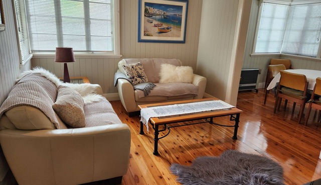 The Heights! Comfortable, cosy Queenslander cottage with a retro vibe. in Wavell Heights
