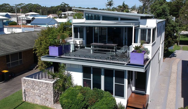 The Old Bus Shed, Currarong - large contemporary beach house with EV charger in Currarong