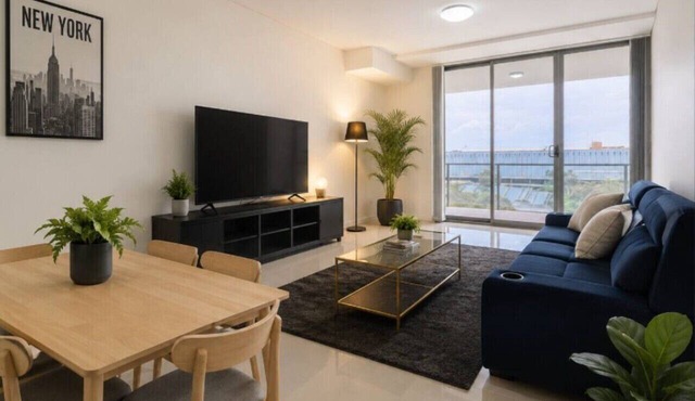The Turntable - Designer 1BR + Study in Mascot