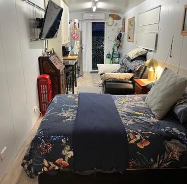 TINY HOME - Benny’s Bar in Lake Munmorah