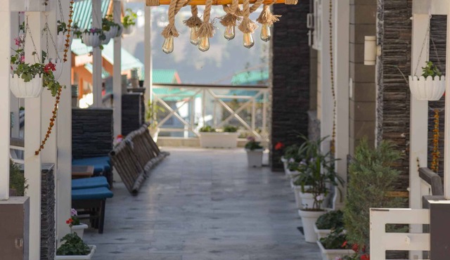 Toadhall 4 BHK w/King size bed, Food, Bed, Garden, Parking in Manali