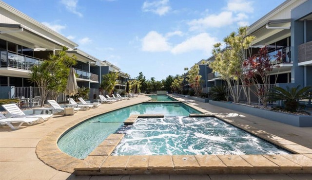 Top Floor Studio Unit in Urangan Ocean Harbour Views Pool Spa in Urangan