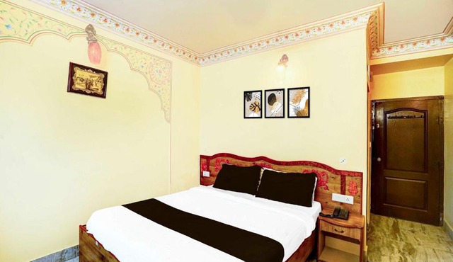 Townhouse Gangapole Amer Road