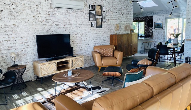 Tranquil Seaside Haven in Forresters Beach