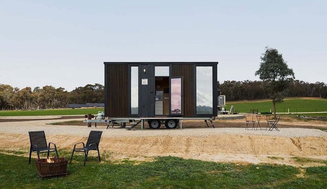 Tranquil Tiny House Farm Stay with Rolling Hill Views near Grampians, Warrenmang Victoria in Warrenmang