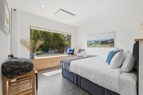 Tranquility Base - 1 Bedroom Cabin - Oceanview in Coningham