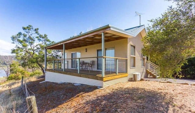 Tranquility Gardens Cabin Retreat 1 bedroom in Riverside