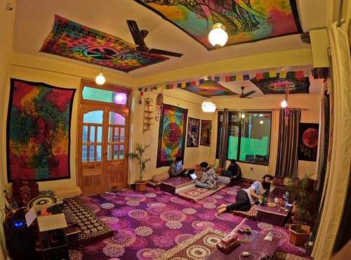 Triumph bed and breakfast and cafe in Kasol