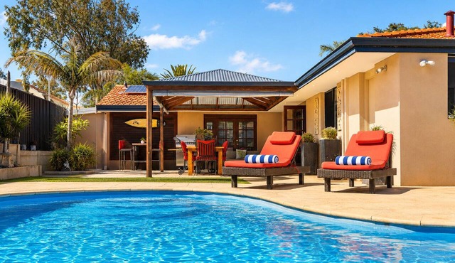 Twin Palms: 4BRM Coastal Retreat with Pool & BBQ. in Perth