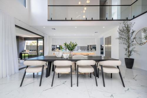 Villa Capri - Luxe Modern by the Village in Mount Eliza