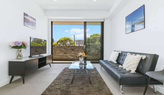 Walk to Shops, Cafes & Transport! 1Bed Comfort