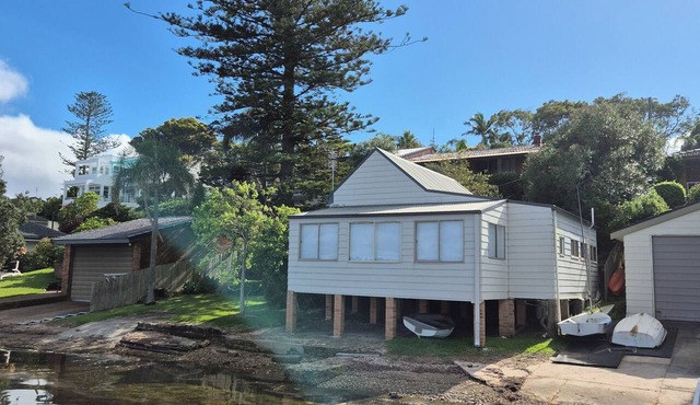 Waterfront cottage on lake Macquarie. Enjoy fishing, boating and swimming. in Coal Point