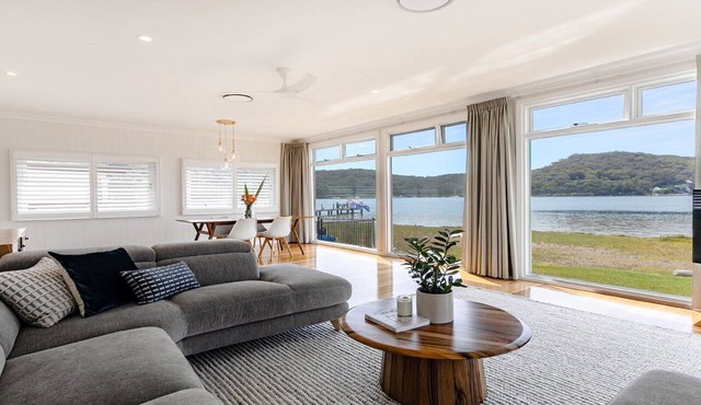 Waterfront, stroll to Ettalong cafes & restaurant in BOOKER BAY
