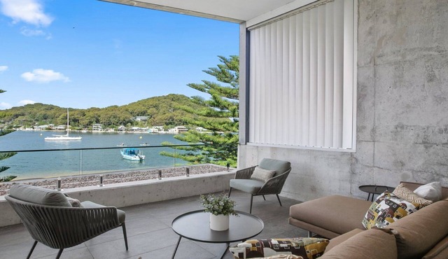 Waterfront stylish Apartment,stroll to cafes,restu in BOOKER BAY