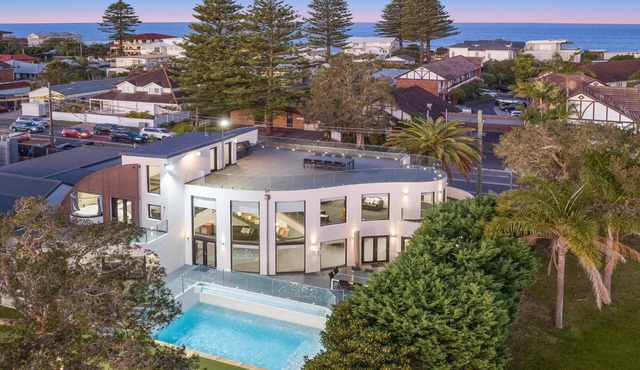 Whitehaven - Ultimate Coastal Retreat! in Wamberal