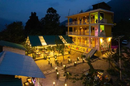 Whoopers Hostel Manali- Squid Game Themed in Manāli
